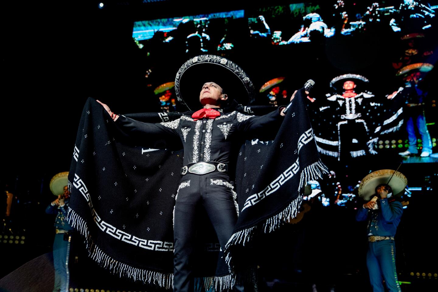Pedro Fernández vivió con gran éxito su concierto 'Te doy la vida' en el escenario del YouTube Theater - Los Angeles Times