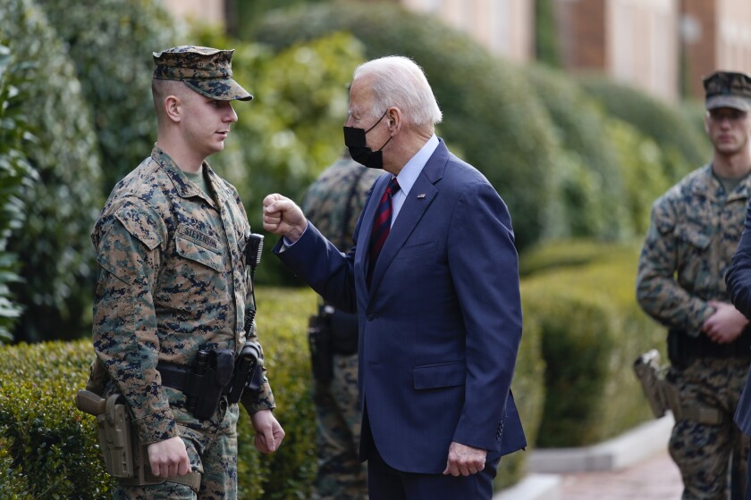 El presidente de Estados Unidos, Joe Biden, saluda a un infante de Martina el 25 de enero