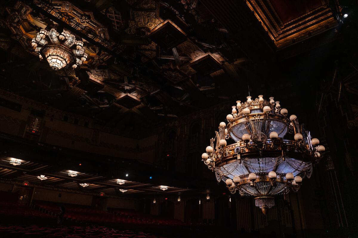 O conjunto de lustre de 2.000 libras para "Fantasma da Ópera" está no Hollywood Pantages Theatre, em Los Angeles.