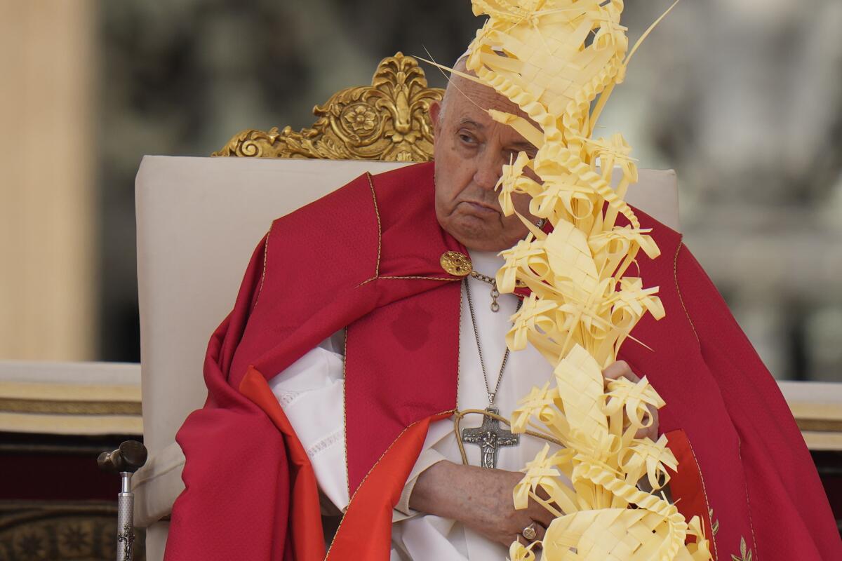 El papa Francisco celebra la misa del Domingo de Ramos en la plaza 