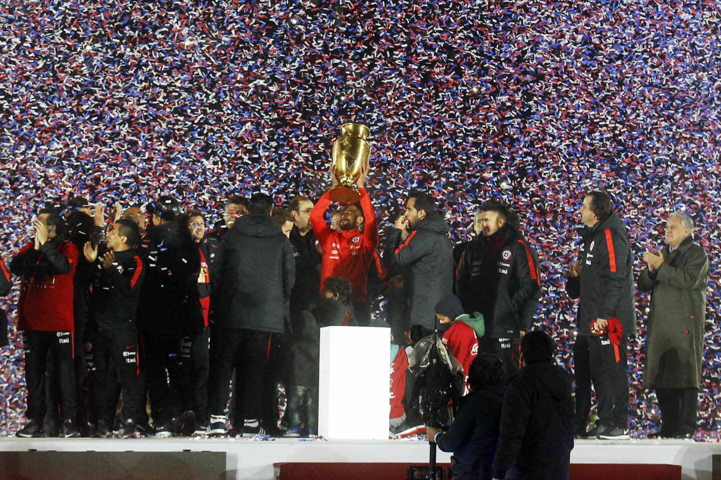 Chile festeja en casa