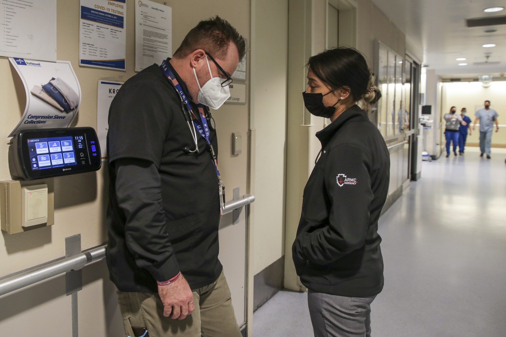 Dr. Troy Pennington confers with Dr. Thuy-My Le.