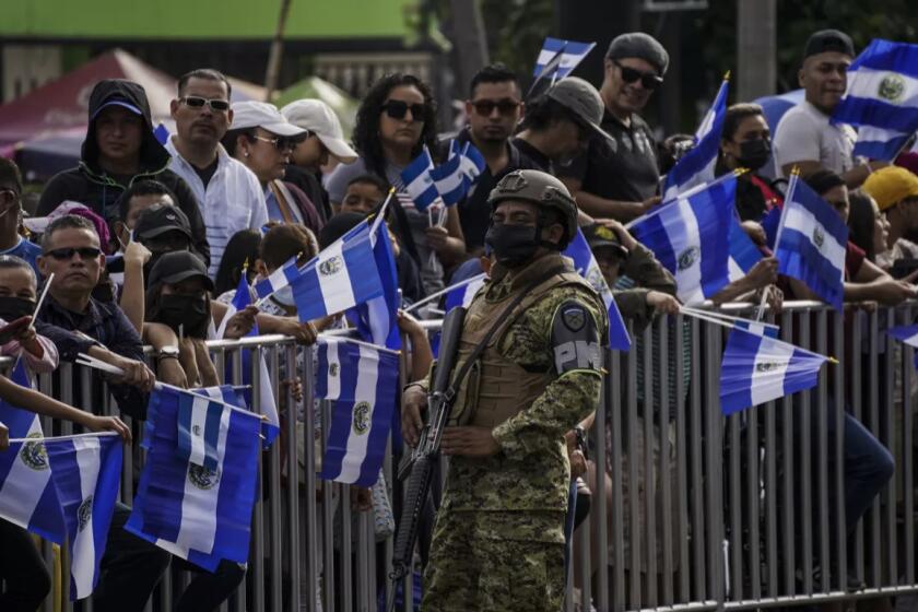 Un soldado observa un desfile militar en la conmemoración del 201 aniversario de la Independencia de El Salvador.