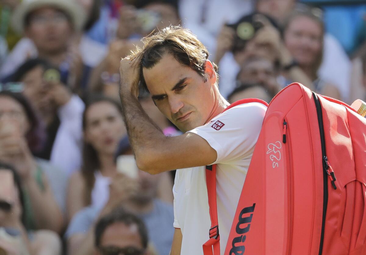 El suizo Roger Federer abandona la cancha luego de su derrota ante el sudafricano Kevin Anderson en cuartos de final del torneo de Wimbledon, Londres, miércoles 11 de julio de 2018. (AP Foto/Ben Curtis)