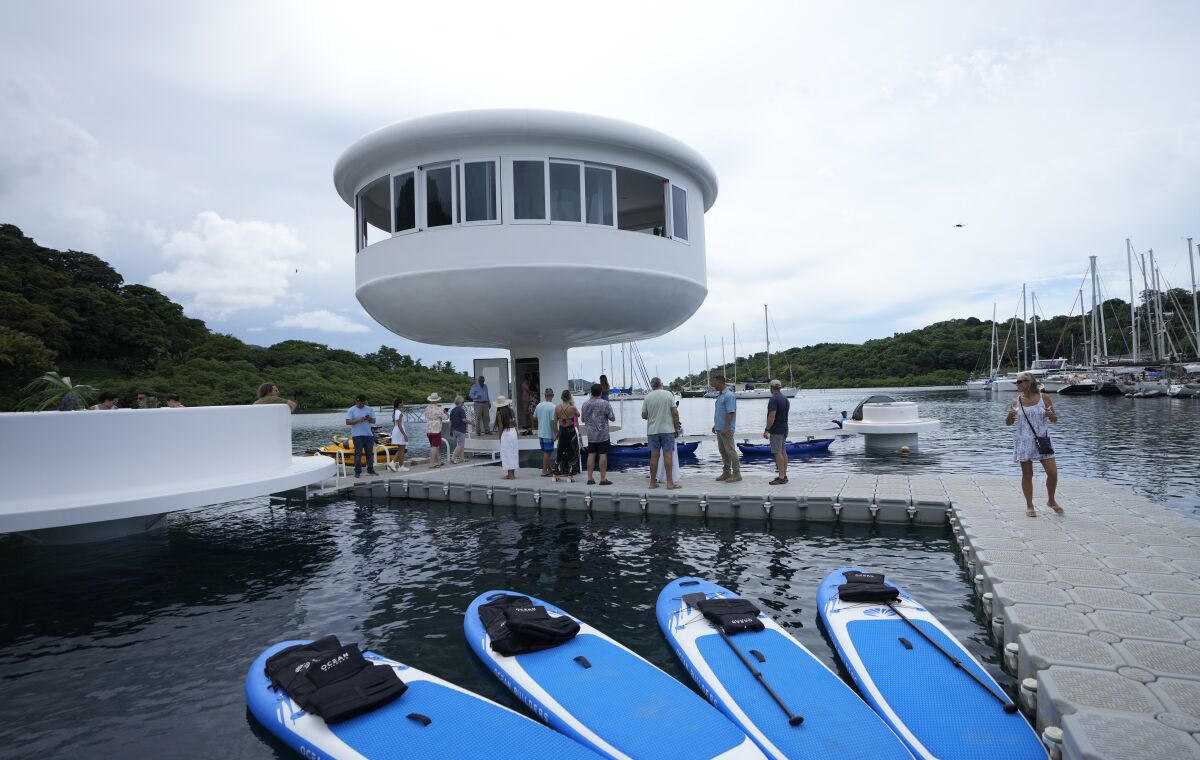 Un prototipo SeaPod Eco, el primero de una serie futurista de viviendas construidas sobre el agua, es mostrado a la prensa el jueves 22 de septiembre de 2022, en la Linton Bay Marina, Panamá. (AP Foto/Arnulfo Franco)