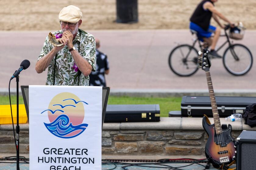 Rabbi Stephen Einstein of Congregation B'nai Tzedek blows the shofar 