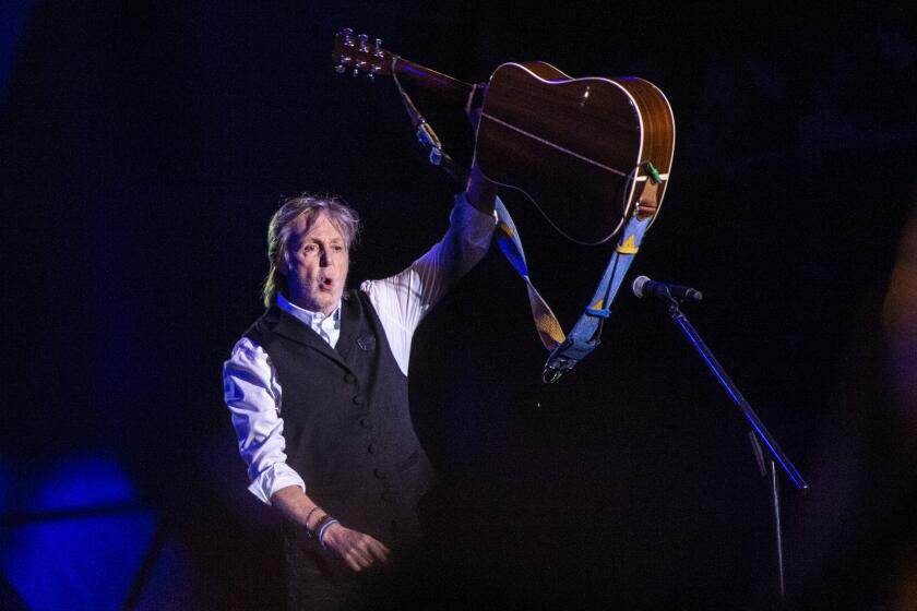 ARCHIVO - Paul McCartney actúa en el Festival de Glastonbury en Worthy Farm, Somerset, Inglaterra, el sábado 25 de junio de 2022. Paul McCartney es un Beatle multimillonario. El ex miembro de los Fabulosos Cuatro es el primer músico británico con un patrimonio de 1.000 millones de libras (1,27 mil millones de dólares), según cifras publicadas el viernes 17 de mayo de 2024. (Joel C Ryan/Invision/AP, archivo)