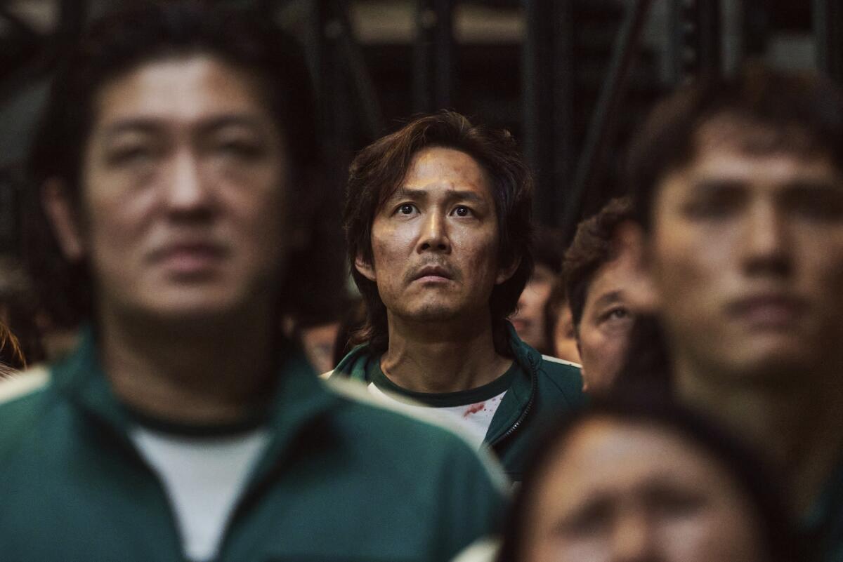 En esta imagen difundida por Netflix, Lee Jung-jae, en el centro, en una escena 