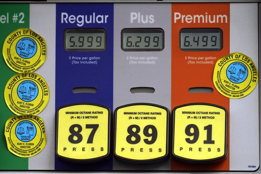Una bomba de gasolina muestra los precios del combustible por galón en Beverly Hills, California