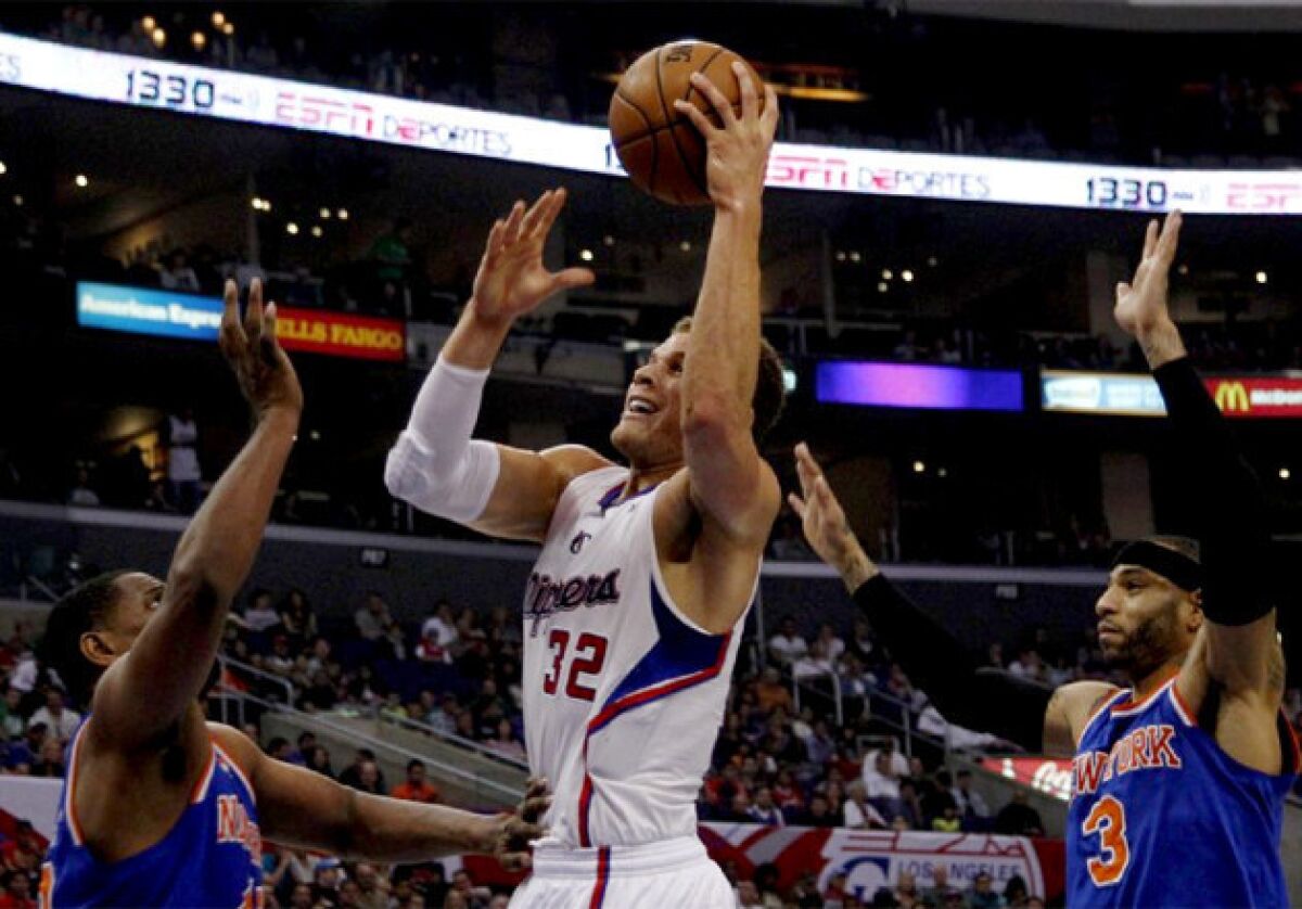 Clippers forward Blake Griffin (32) shoots over New York Knicks big man Kurt Thomas.