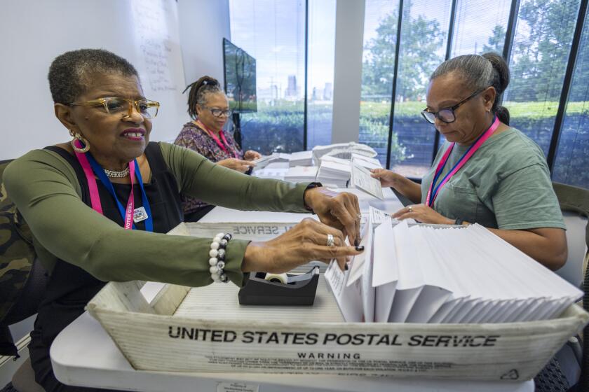 ARCHIVO – De izquierda a derecha, Carol Hamilton, Cristo Carter y Cynthia Huntley preparan boletas que serán enviadas por correo, en la Junta Electoral del condado de Mecklenburg en Charlotte, Carolina del Norte, el 5 de septiembre de 2024. (AP Foto/Nell Redmond, Archivo)