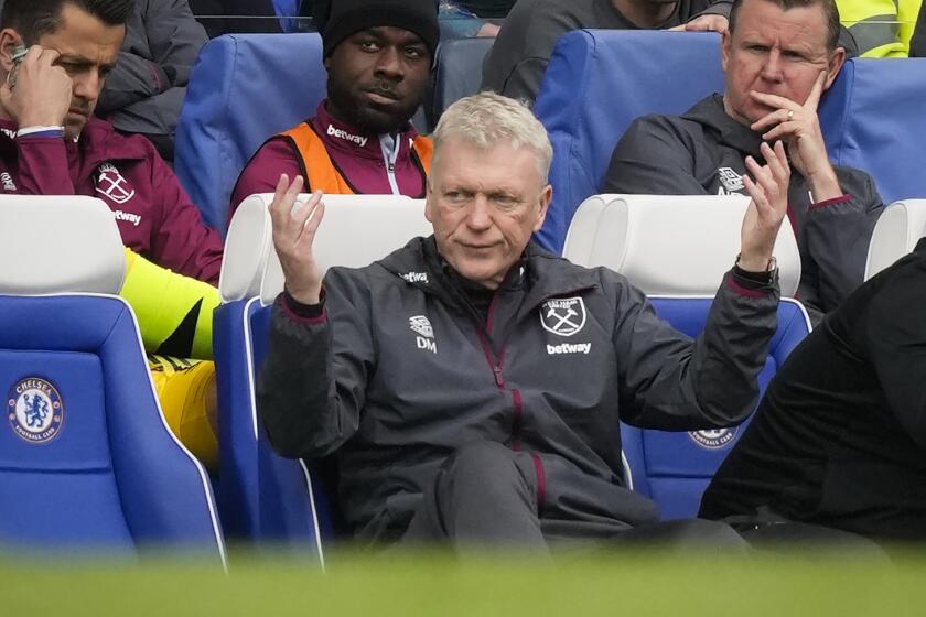 El técnico de West Ham David Moyes durante el partido contra Chelsea en la Liga Premier, el domingo 5 de mayo de 2024. (AP Foto/Frank Augstein)