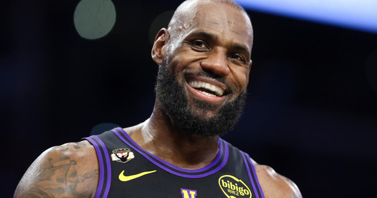 Photo: latimes.com ARCHIVO - LeBron James durante el partido de sus Lakers de Los Ángeles contra los Suns de Phoenix, el viernes 10 de abril de