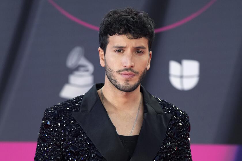 ARCHIVO - El cantante Sebastián Yatra llega a la 23ra entrega anual del Grammy Latino, el 17 de noviembre de 2022, en Las Vegas. Sebastián Yatra será reconocido con el premio Artista del Año de RIAA el 19 de septiembre. (Foto AP/John Locher, archivo)