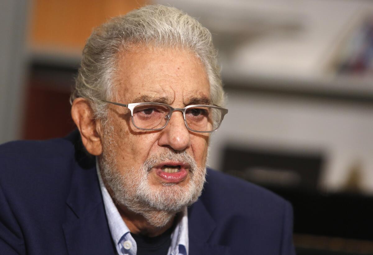 En esta imagen de archivo, el tenor español Plácido Domingo concede una entrevista en Nápoles