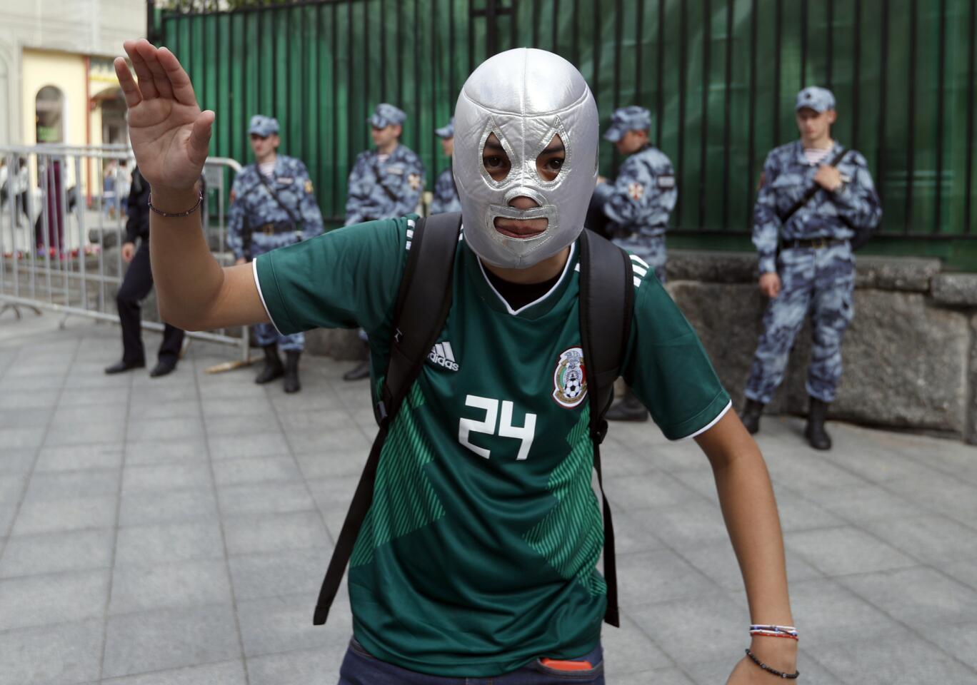 Un aficionado mexicano con la máscara del luchador 'El Santo' posa para la cámara en el centro de Moscú.