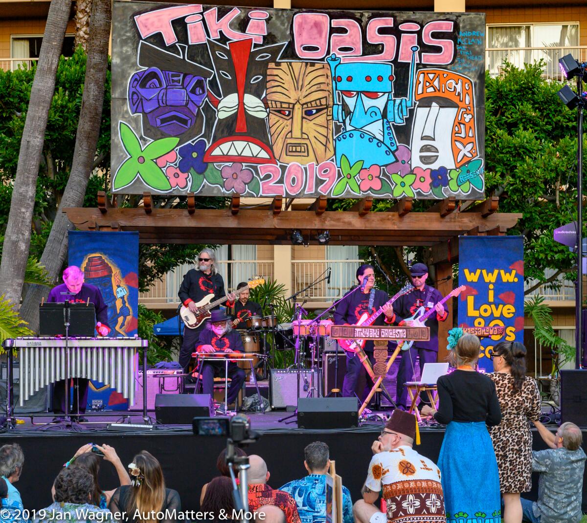 Tiki Oasis stage show