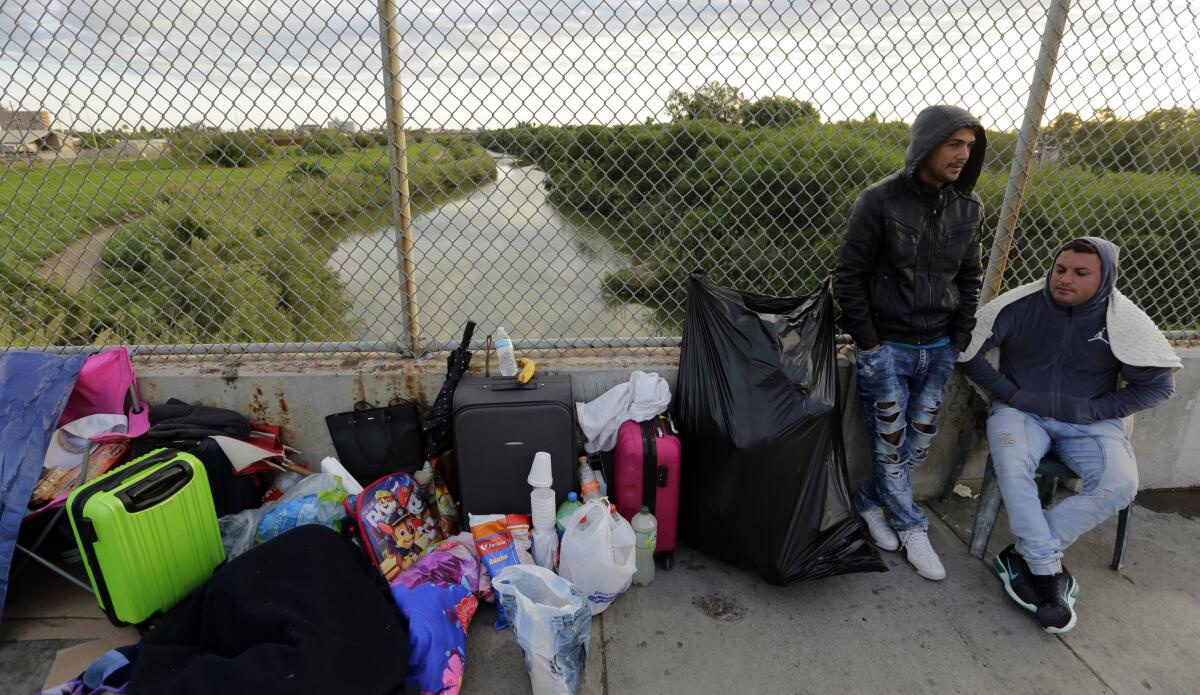 ARCHIVO - En esta foto de archivo del 2 de noviembre de 2018, Yenly Morales,izquierda, y Yenly Herrera, inmigrantes cubanos que piden asilo en Estados Unidos se encuentran en Matamoros, México. (AP Foto/Eric Gay, File)