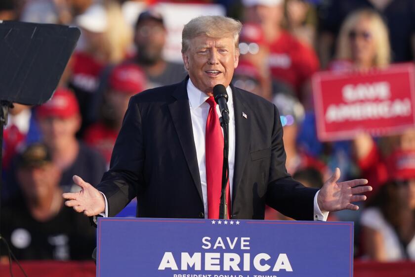 El expresidente Donald Trump durante un mitin, el 26 de junio de 2021, en la feria del condado Lorain, en Wellington, Ohio. (AP Foto/Tony Dejak, Archivo)