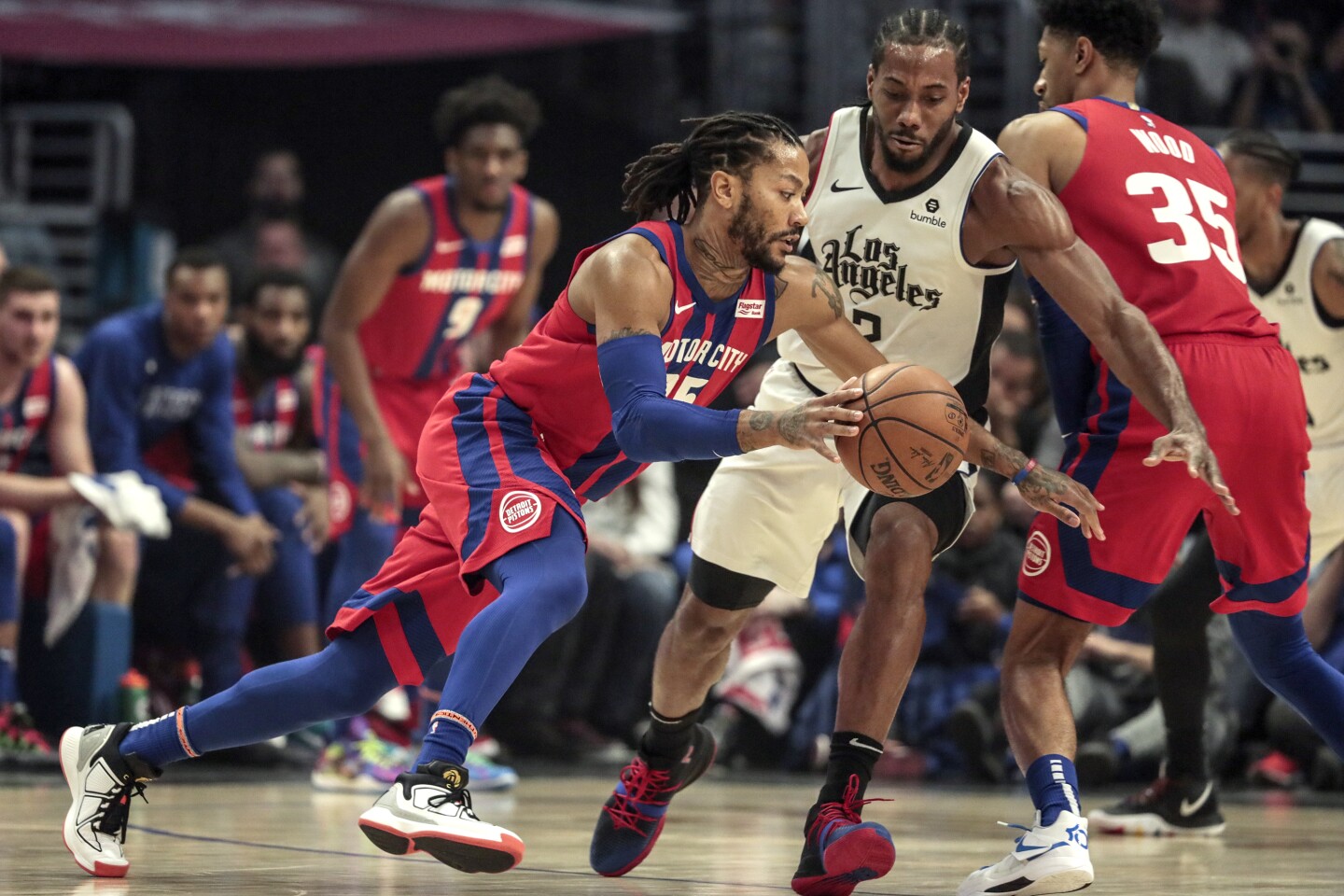 LOS ANGELES, CA, THURSDAY, JANUARY 2, 2020 -LA Clippers forward Kawhi Leonard (2) guards Detroit Pistons guard Derrick Rose (25) during first half action at Staples Center. (Robert Gauthier/Los Angeles Times)