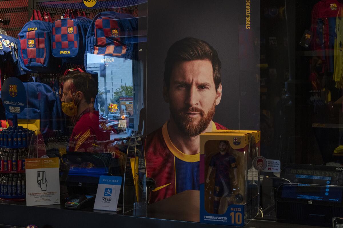 Un afiche con la imagen del astro del Barcelona, Lionel Messi, en una tienda del club español