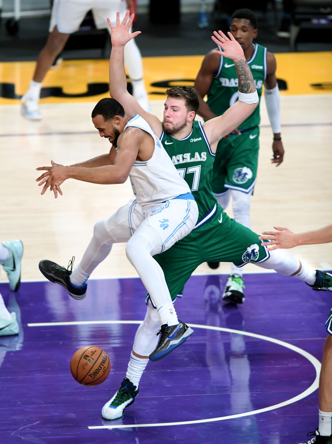 La guardia dei Lakers Talen Horton-Tucker perde palla davanti alla guardia dei Mavericks Luka Doncic durante il secondo quarto.