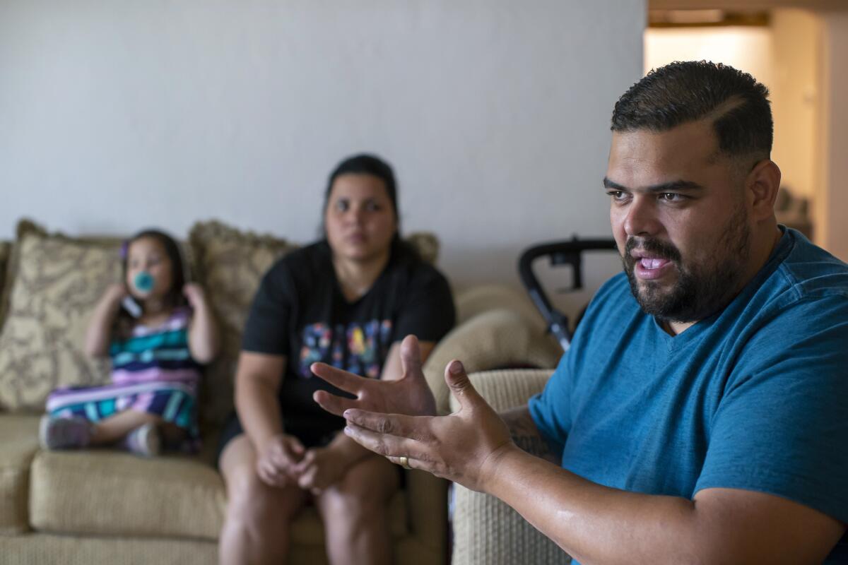El solicitante de asilo venezolano Luis López habla con The Associated Press, 