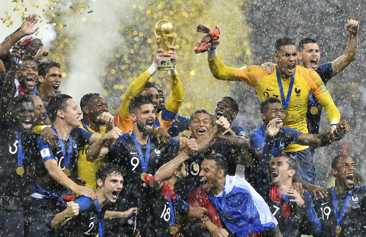 ARCHIVO - Los jugadores de Francia celebran la conquista de la Copa Mundial 
