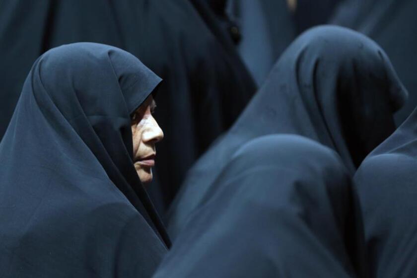 Mujeres iraníes se congregan en una ceremonia para apoyar el uso del hijab (código indumentario islámico), en el Shiroudi Stadium de Teherán. EFE/ABEDIN TAHERKENAREH/Archivo
