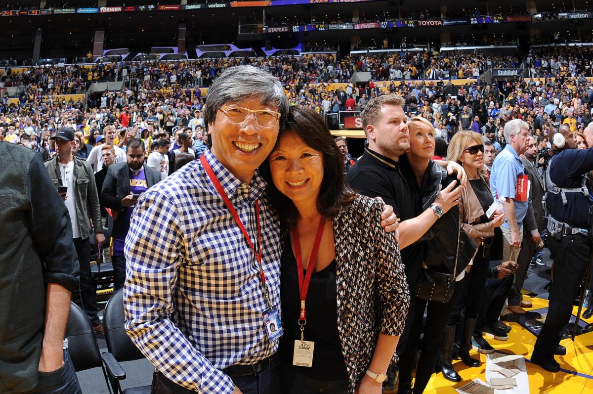 Patrick Soon-Shiong y su esposa Michele B. Chan asisten a un juego de los Lakers contra los Golden State Warriors en 2017