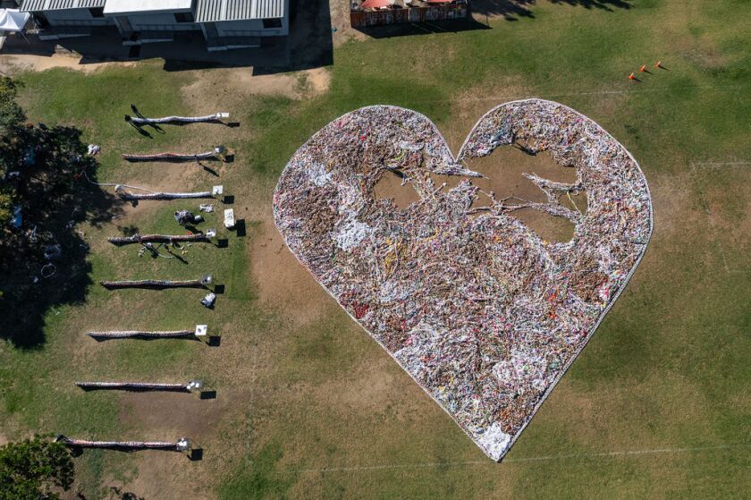 Coeur géant fait de liens en papier