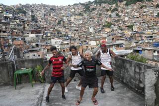 Jóvenes interpretan el estilo de baile callejero conocido como passinho para sus cuentas de redes sociales, en la favela Rocinha de Río de Janeiro, Brasil, el miércoles 17 de abril de 2024. El passinho, o "pequeño paso", creado en la década del 2000 por jóvenes de las favelas de Río, fue declarado "patrimonio cultural inmaterial" por los legisladores estatales. (Foto AP/Silvia Izquierdo)