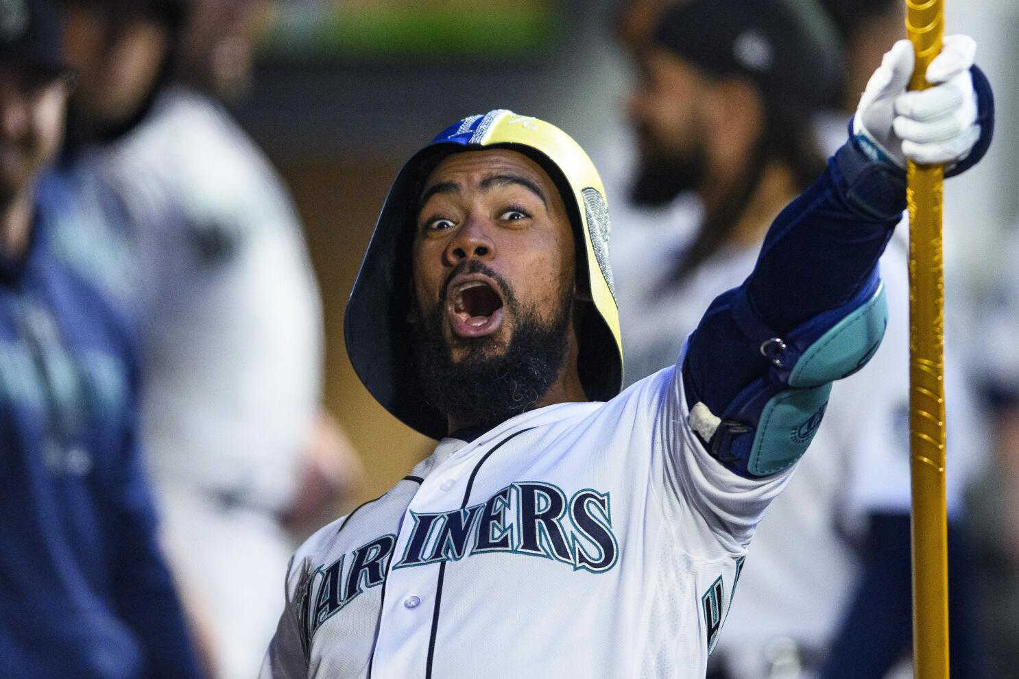 Mariners show off new uniforms, but they don't help them beat