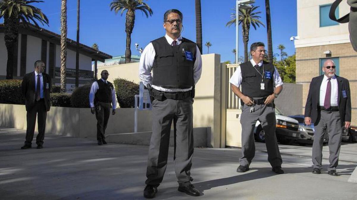 Oficiales de seguridad de la corte del condado de Riverside, vigilan el área luego de que Enrique Márquez fue acusado de complicidad en el ataque terrorista en el Centro Regional de San Bernardino.