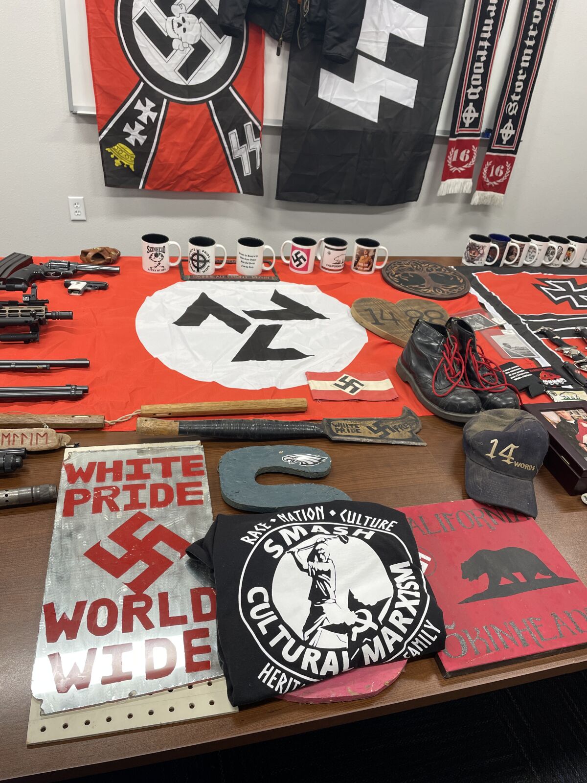 Table recouverte d'une variété d'objets, tous arborant des insignes nazis.
