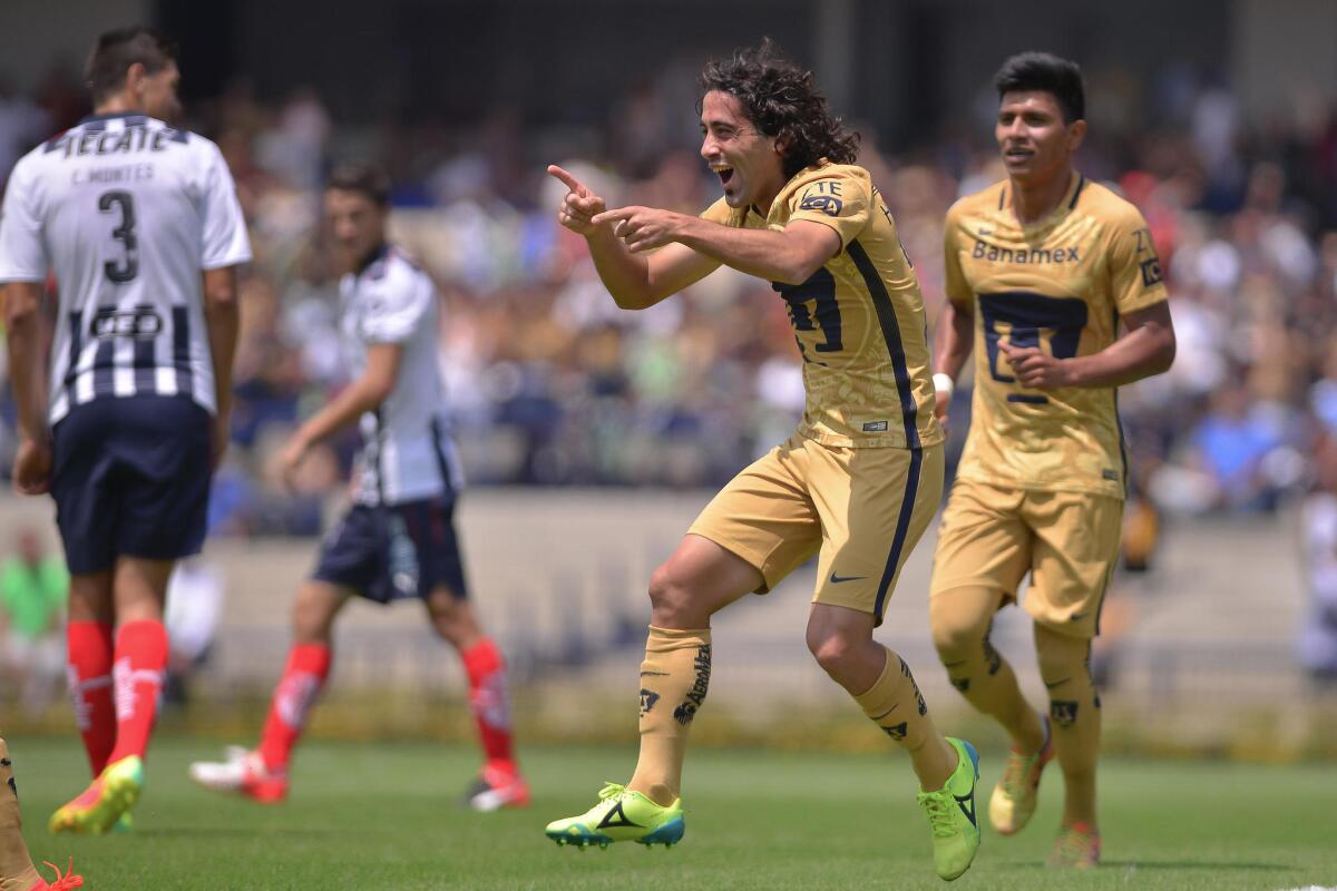 El jugador Matías Britos de Pumas celebra una anotacion ante Monterrey hoy, domingo 21 de agosto de 2016, durante el juego correspondiente a la jornada 6 del torneo mexicano de fútbol celebrado en el estadio Olímpico Universitario, en Ciudad de México (México).