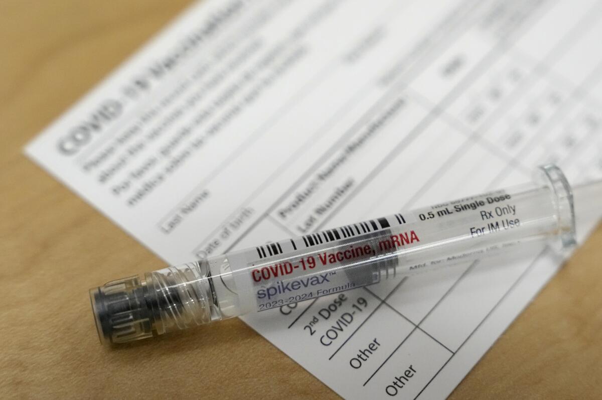 ARCHIVO - Una vacuna contra COVID-19 de Moderna en una farmacia de Cypress, Texas