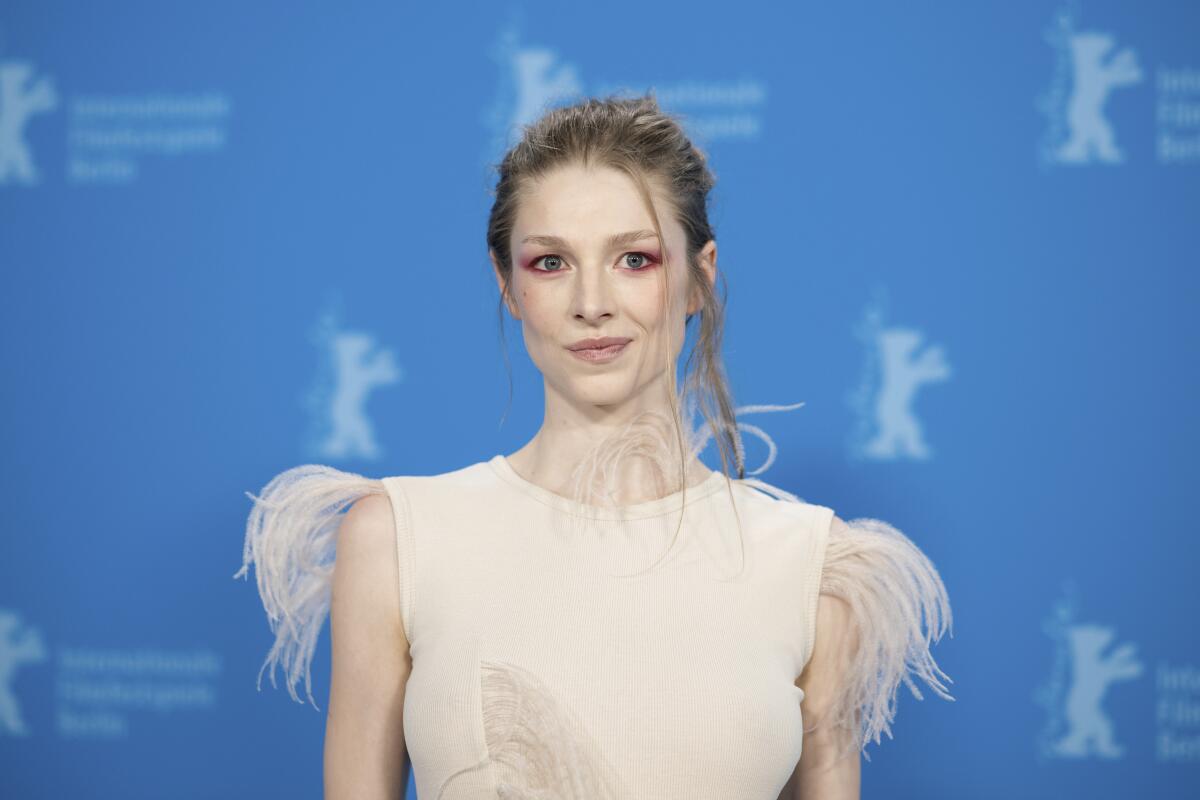 ARCHIVO - La actriz Hunter Schafer posa en la sesión de "Cuckoo" en la Berlinale