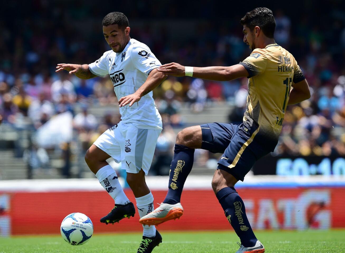 Eduardo Herrera (R) of Pumas marks Walter Gargano of Monterrey during their Mexican Apertura football tournament match, at the Universitario stadium in Mexico City on July 26, 2015. AFP PHOTO / RONALDO SCHEMIDTRONALDO SCHEMIDT/AFP/Getty Images ** OUTS - ELSENT, FPG - OUTS * NM, PH, VA if sourced by CT, LA or MoD **