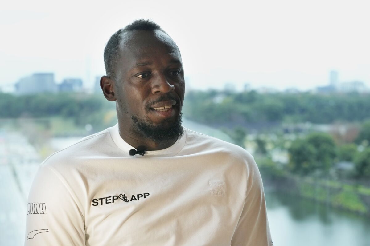 ARCHIVO - El exatleta jamaiquino Usain Bolt habla durante una entrevista en Tokio,