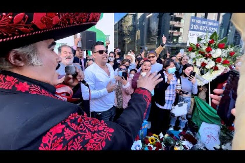 Desde la Estrella de Vicente Fernández en el Paseo de la Fama de Hollywood