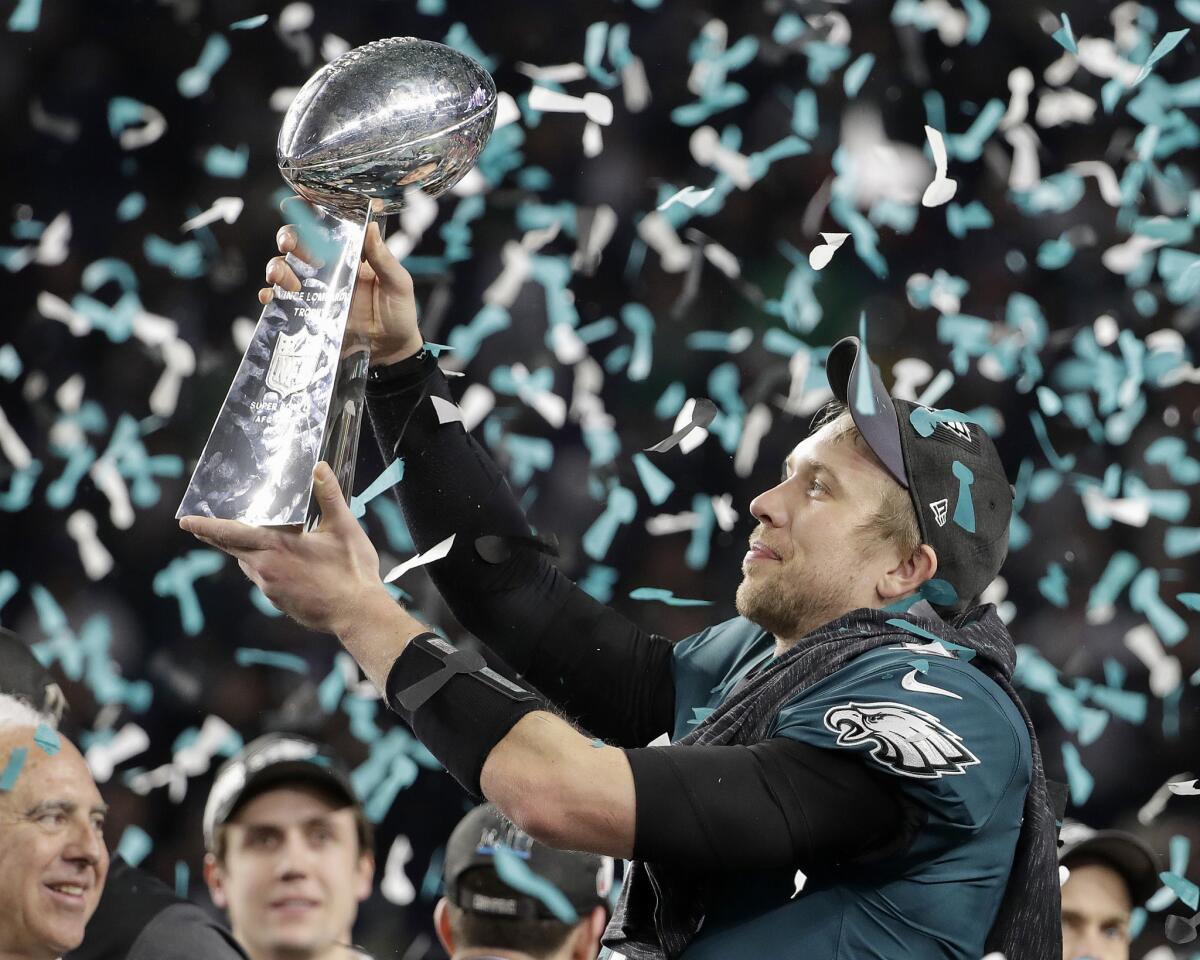 Nick Foles, de los Eagles de Filadelfia, levanta el Trofeo Vince Lombardi, luego de ganar el Super Bowl LII ante los Patriots de Nueva Inglaterra, el domingo 4 de febrero de 2018.