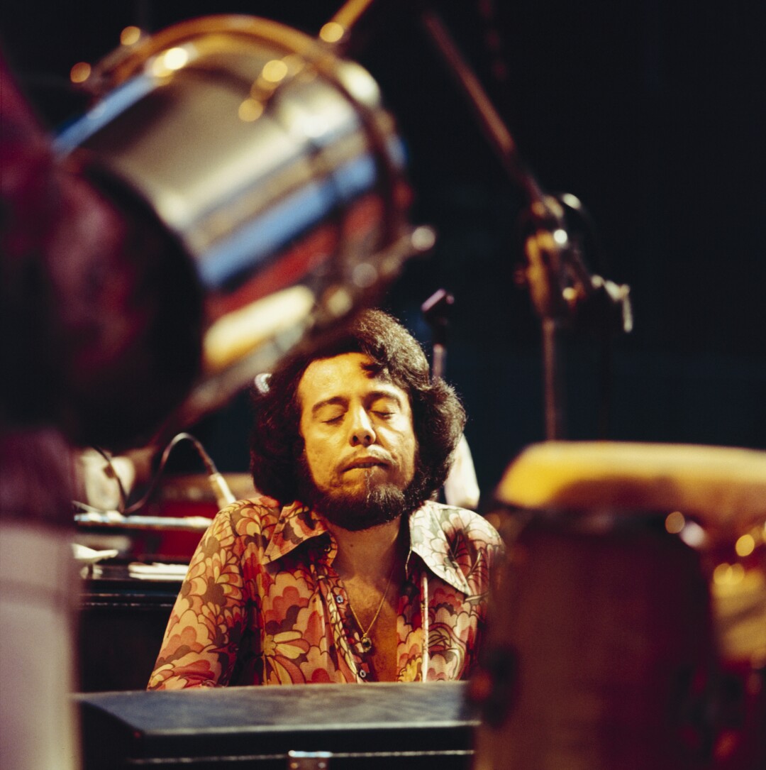 Inespecífico - 1º de janeiro: Sergio Mendes se apresenta no palco por volta de 1970 (Foto de David Redfern / Redfern)