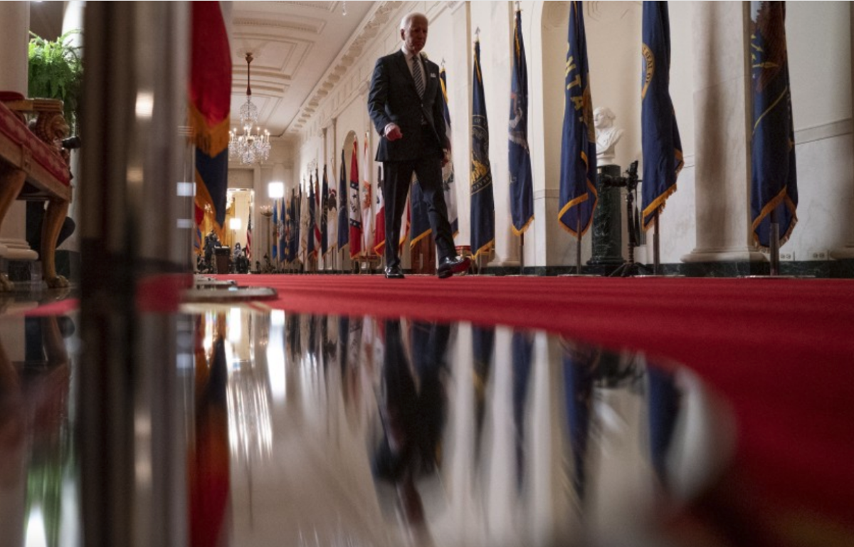 El presidente Biden camina por la Casa Blanca 