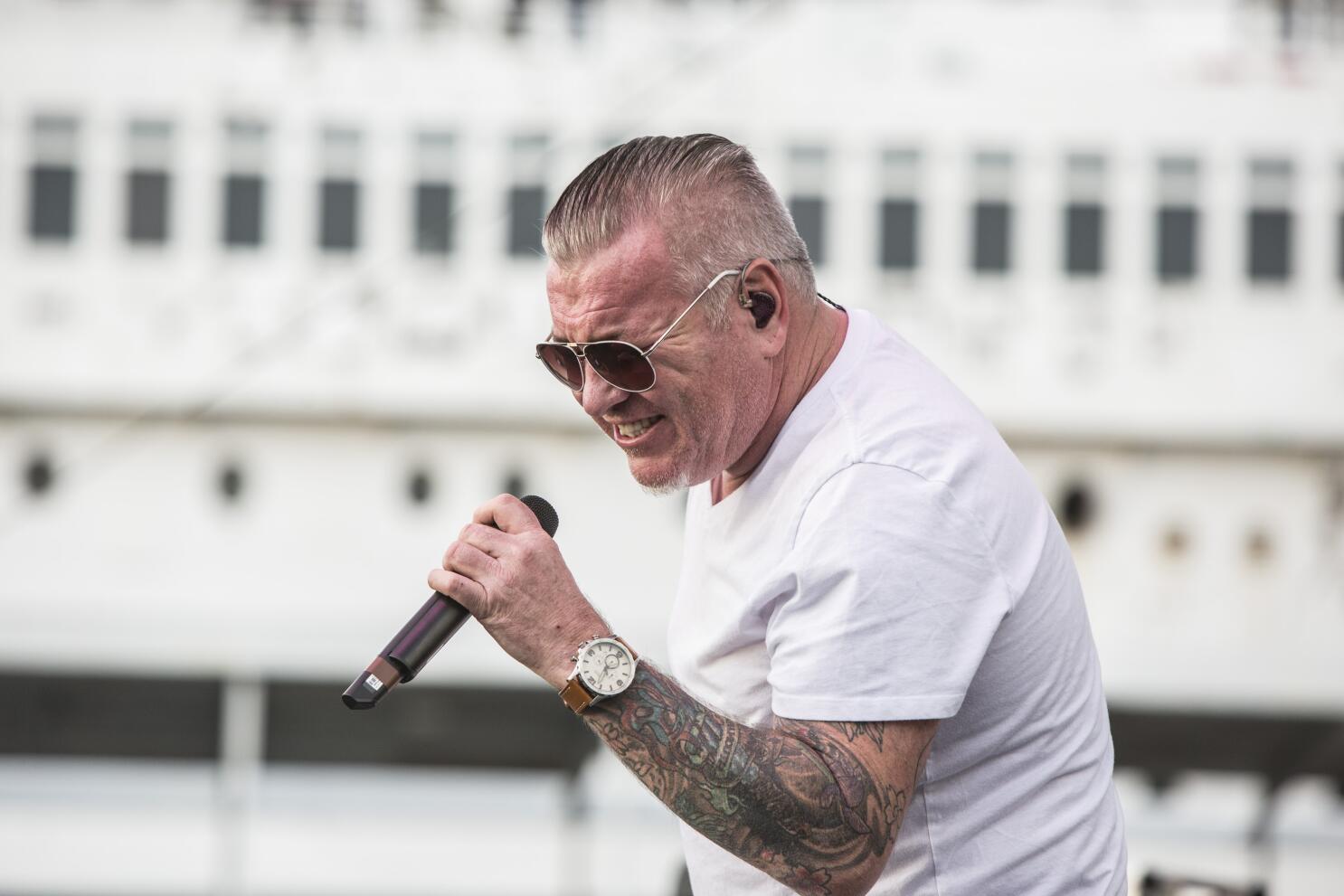 Smash Mouth singer slurs words, threatens fan at Upstate NY concert; see  the wild video 