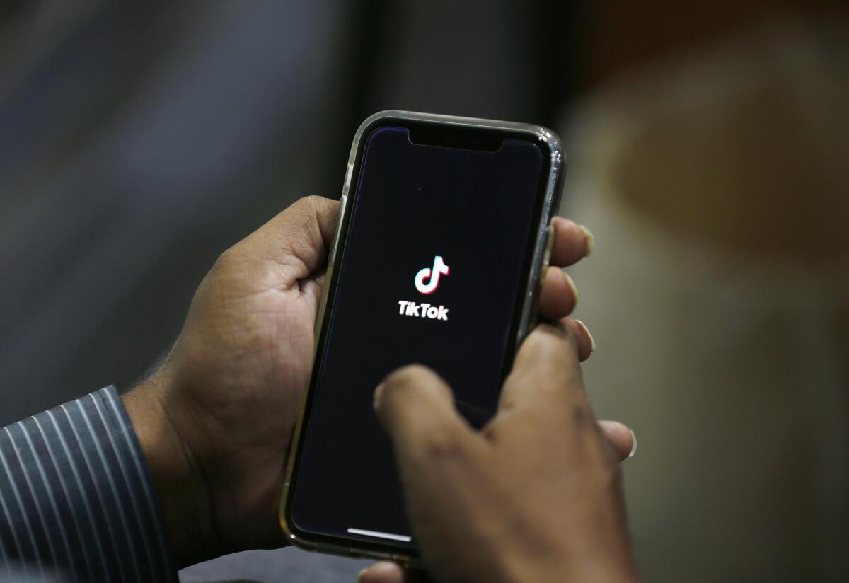 Una persona abre su aplicación TikTok en su teléfono celular en Islamabad, Pakistán. (AP Foto/Anjum Naveed, Archivo)