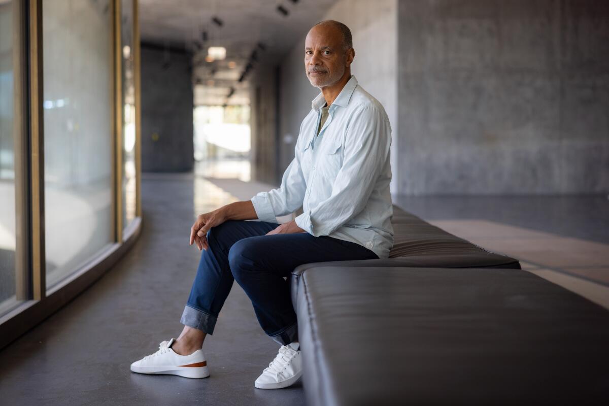 Todd Gray, con una camisa y jeans colgados, posa para retratos.
