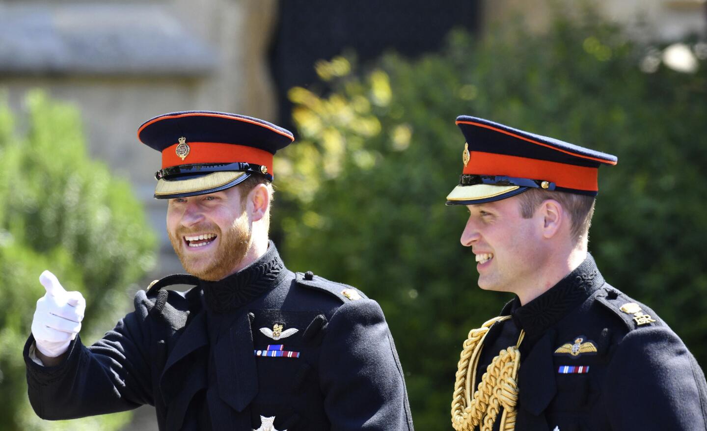 El príncipe Enrique de Inglaterra, a la izquierda, reacciona al llegar con el padrino, el príncipe Guillermo, a la ceremonia de la boda de Enrique y Meghan Markle en la Capilla de San Jorge, en el Castillo de Windsor, el sábado 19 de mayo del 2018.