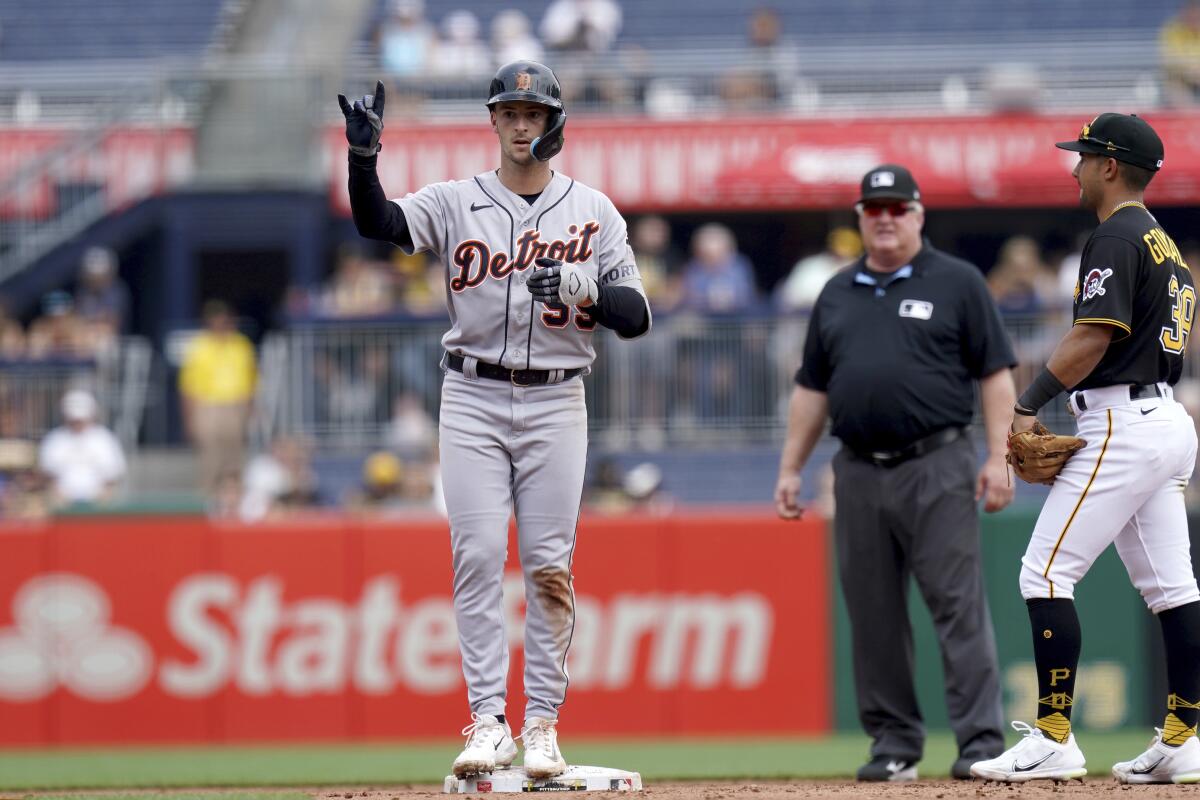 Reynolds hits 2-run homer as Pirates' win delays Braves clinching