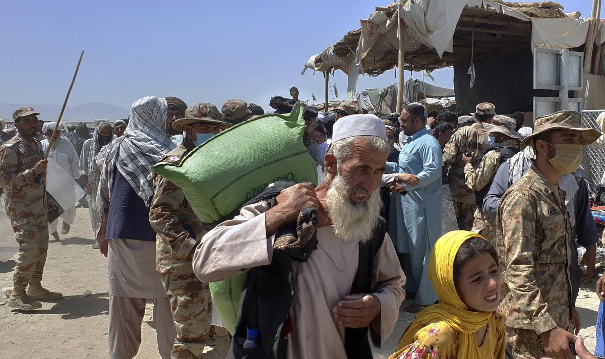 People crossing the Afghan-Pakistani border.